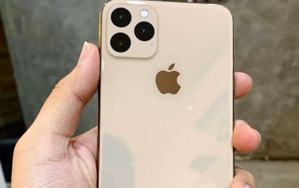 iPhone XI màu vàng Gold là một lựa chọn đẹp mắt và quyến rũ với giá trị thẩm mỹ cao. Màu sắc này tôn lên sự sang trọng của thiết kế rất đặc biệt của iPhone XI, một chiếc điện thoại đích thực của người thượng đẳng. Hãy xem qua bức ảnh tuyệt đẹp này để trải nghiệm những đường nét tinh tế của iPhone XI.