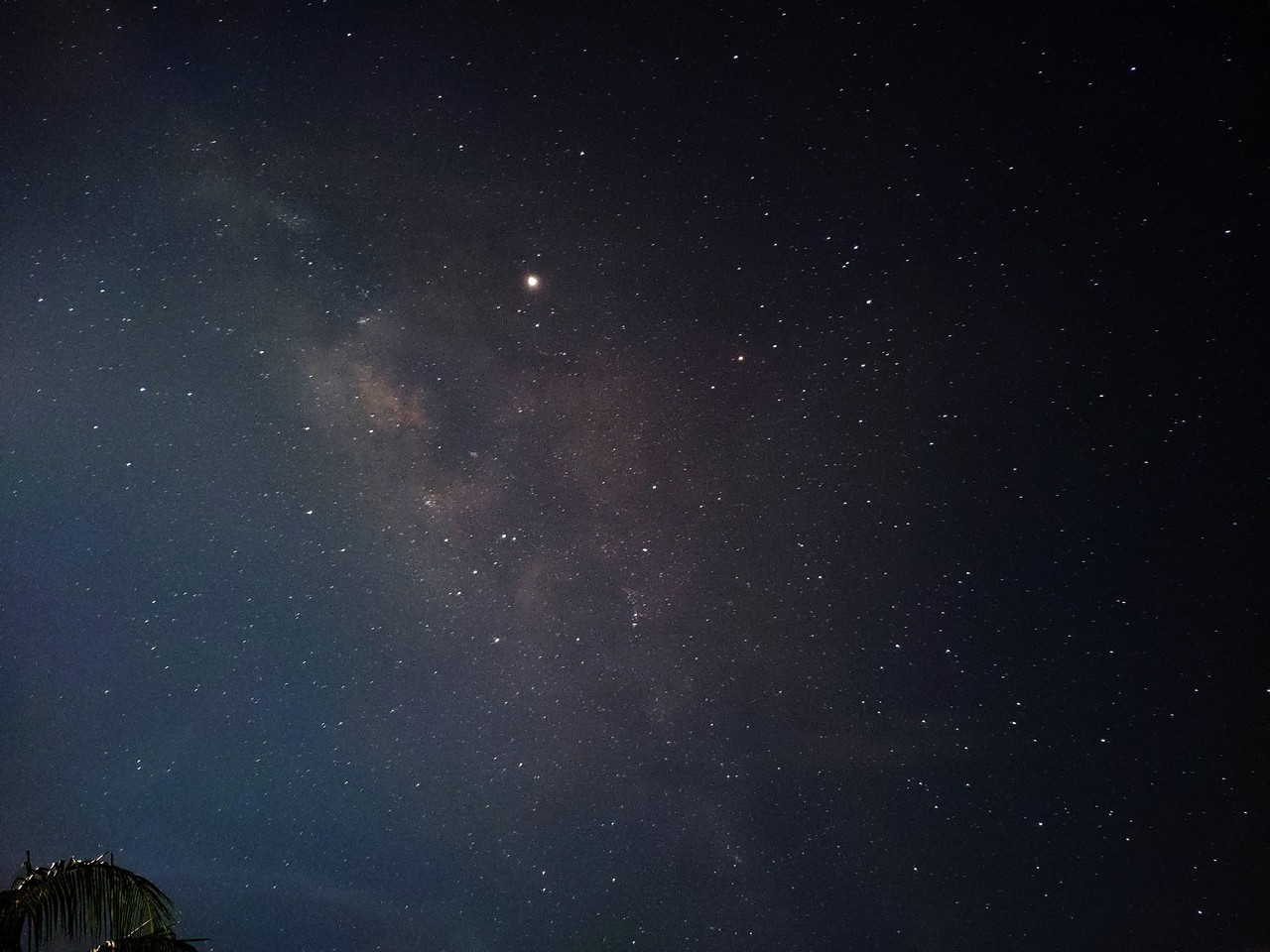 Nếu bạn mê tín hiệu vũ trụ như dải ngân hà, hãy tận dụng chiếc smartphone của mình để chụp ảnh bầu trời đêm tuyệt vời. Hãy xem những hình ảnh đậm chất khoa học viễn tưởng mà chiếc iPhone của bạn có thể chụp được.