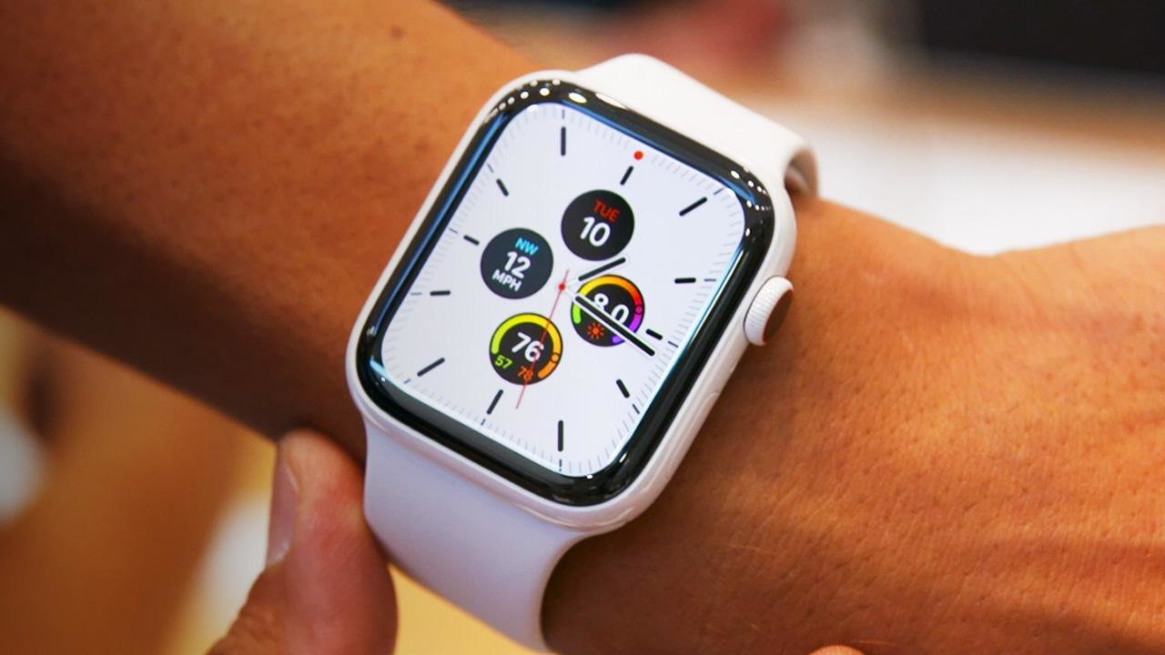 So sánh Apple Watch Series 5 và Series 4, nên chọn chiếc đồng hồ nào? - BNews