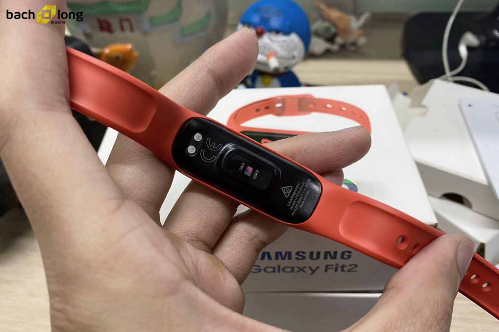 Đập hộp vòng đeo tay thông minh Galaxy Fit 2 : Màn hình rộng, thiết kế thay đổi, thời lượng pin khủng.