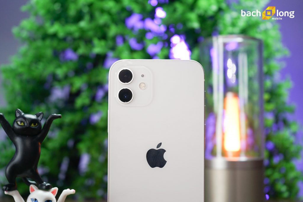 iPhone 12 màu trắng: Với thiết kế thanh lịch và tinh tế, iPhone 12 màu trắng sẽ khiến bạn say đắm ngay từ cái nhìn đầu tiên. Màn hình Super Retina XDR cỡ 6.1 inch, camera đa năng, và chip A14 Bionic hiện đại đem lại trải nghiệm sử dụng vô cùng mượt mà. Hãy xem hình ảnh để cảm nhận thêm vẻ đẹp đặc biệt của sản phẩm này.