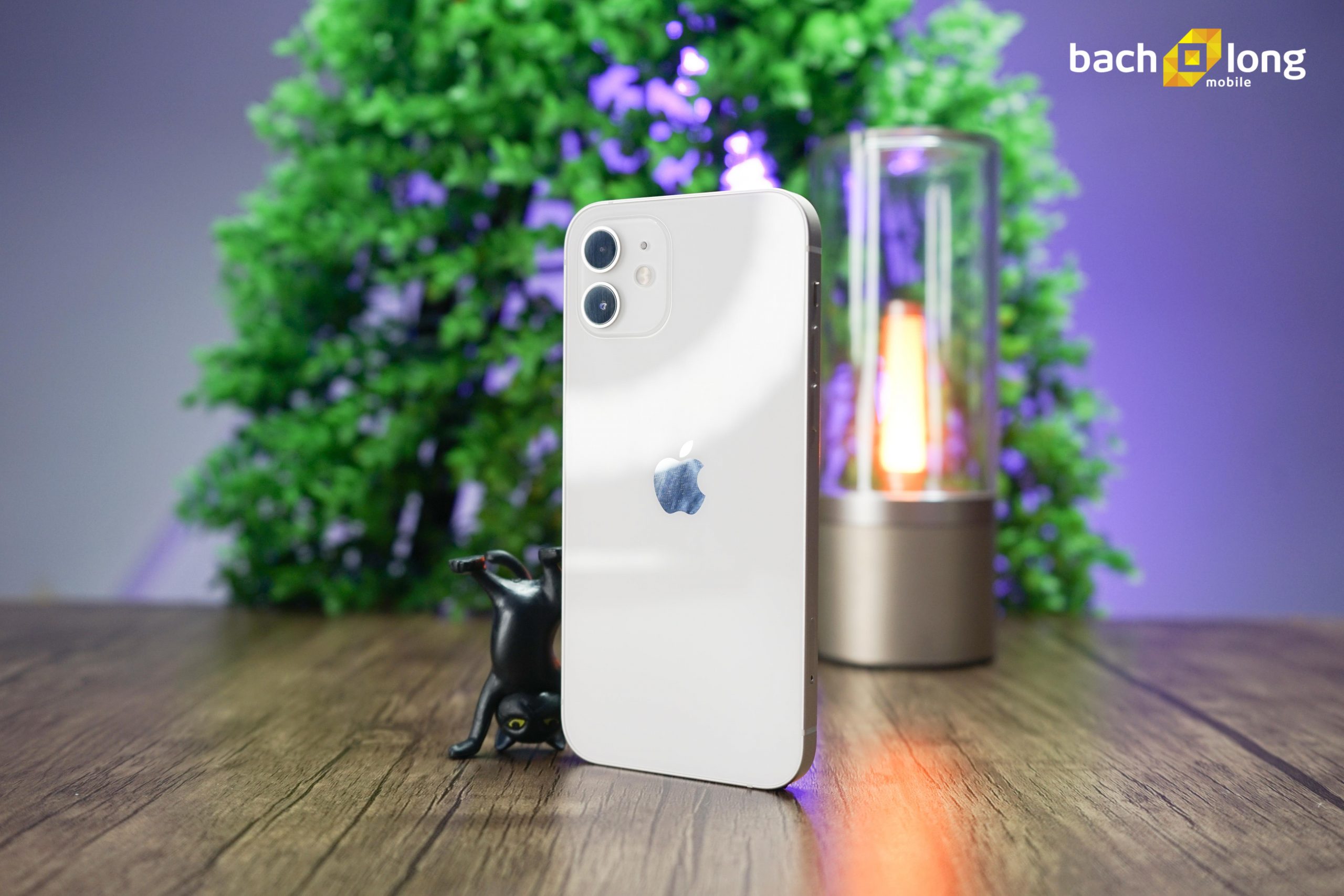 iPhone 12 màu trắng: Sự kết hợp hoàn hảo giữa truyền thống và hiện đại, iPhone 12 màu trắng sẽ làm cho bạn không thể không yêu nó. Màn hình Super Retina XDR cỡ 6.1 inch, camera đa năng và chip A14 Bionic là những điểm nhấn của sản phẩm này. Hãy xem hình ảnh để cảm nhận vẻ đẹp độc đáo của nó.