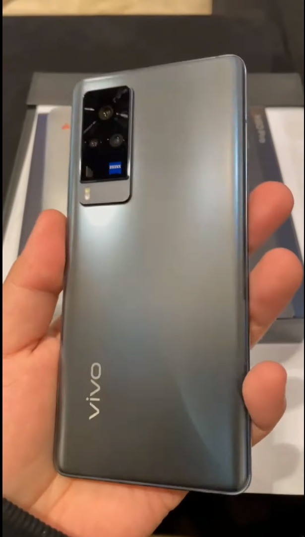 Video: Mở hộp thực tế Vivo X60 Pro với camera tiềm vọng ...