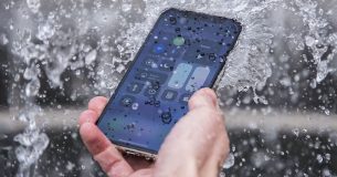 iPhone XS vẫn sống sót dù bị ngập trong nước và đóng băng nhiều giờ liền ở cảng Canada