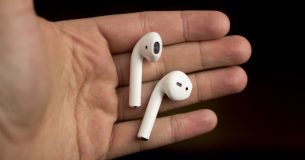 Một người đàn ông đã nuốt một bên tai nghe AirPods của mình khi đang ngủ