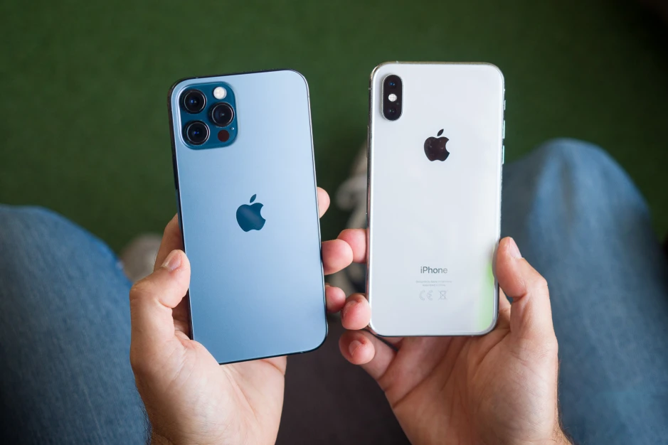 So sánh iPhone 12 Pro Max và iPhone Xs Max: 
iPhone 12 Pro Max và Xs Max đều là những chiếc điện thoại đáng mua trong tương lai. Với hiệu suất mạnh mẽ, camera tốt hơn và tính năng thú vị, bạn sẽ không thể sai khi lựa chọn bất kỳ chiếc điện thoại nào trong hai tùy chọn này. Tuy nhiên, iPhone 12 Pro Max đến từ thế hệ mới nhất, với tính năng dẫn đầu công nghệ, vì vậy nó sẽ là một sự lựa chọn tốt hơn để đảm bảo sự tiến bộ và sự tiện nghi tốt nhất cho người dùng.