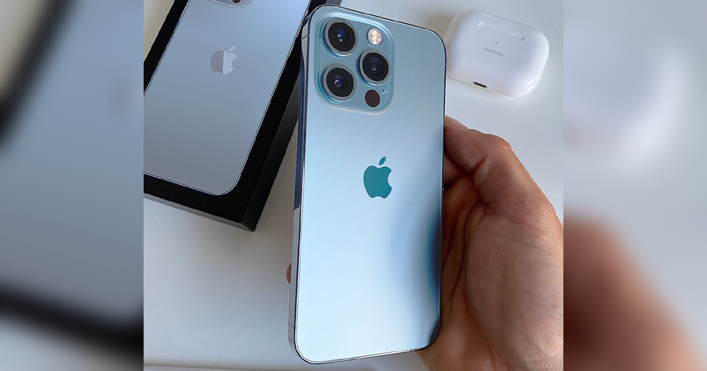 Màu xanh dương / iPhone 13 Pro Max: Bạn đang tìm kiếm một điện thoại thông minh với thiết kế đẹp mắt và màu sắc độc đáo? iPhone 13 Pro Max với màu xanh dương tuyệt đẹp sẽ đáp ứng mong muốn của bạn. Đến ngay hình ảnh liên quan để chiêm ngưỡng vẻ đẹp của chiếc điện thoại này.