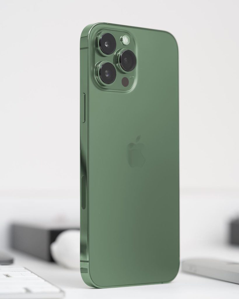 Với màu sắc Alpine Green độc đáo, iPhone 13 Pro Max tạo nên sự khác biệt và phong cách cho người dùng. Hãy đến với hình ảnh liên quan để cảm nhận sự độc đáo và quyến rũ của nó.