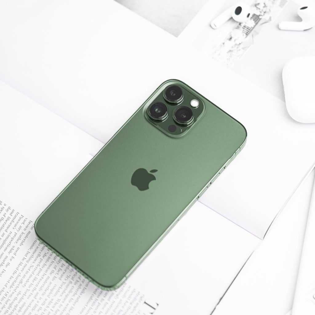 Alpine Green iPhone 13 Pro Max: Chào đón chiếc iPhone 13 Pro Max màu xanh núi tuyệt đẹp! Bức ảnh này sẽ khiến bạn muốn sở hữu ngay chiếc điện thoại mới nhất của Apple với màu sắc tuyệt vời này. Không chỉ đẹp mắt mà còn mạnh mẽ và hiệu suất cao.