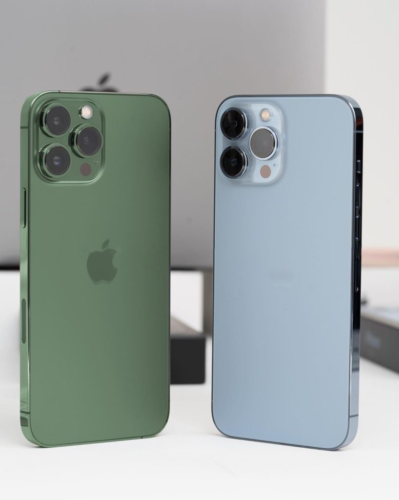 iPhone 13 Pro Max Alpine Green ảnh thực tế khiến cho chiếc điện thoại này trở nên lung linh và thật sự nổi bật. Những bức ảnh chụp rất chân thực và rõ nét, khiến cho những đường cong và gam màu của smartphone này được thể hiện một cách hoàn hảo. Hãy cùng xem qua những hình ảnh này để cảm nhận sự đẹp của chiếc điện thoại.