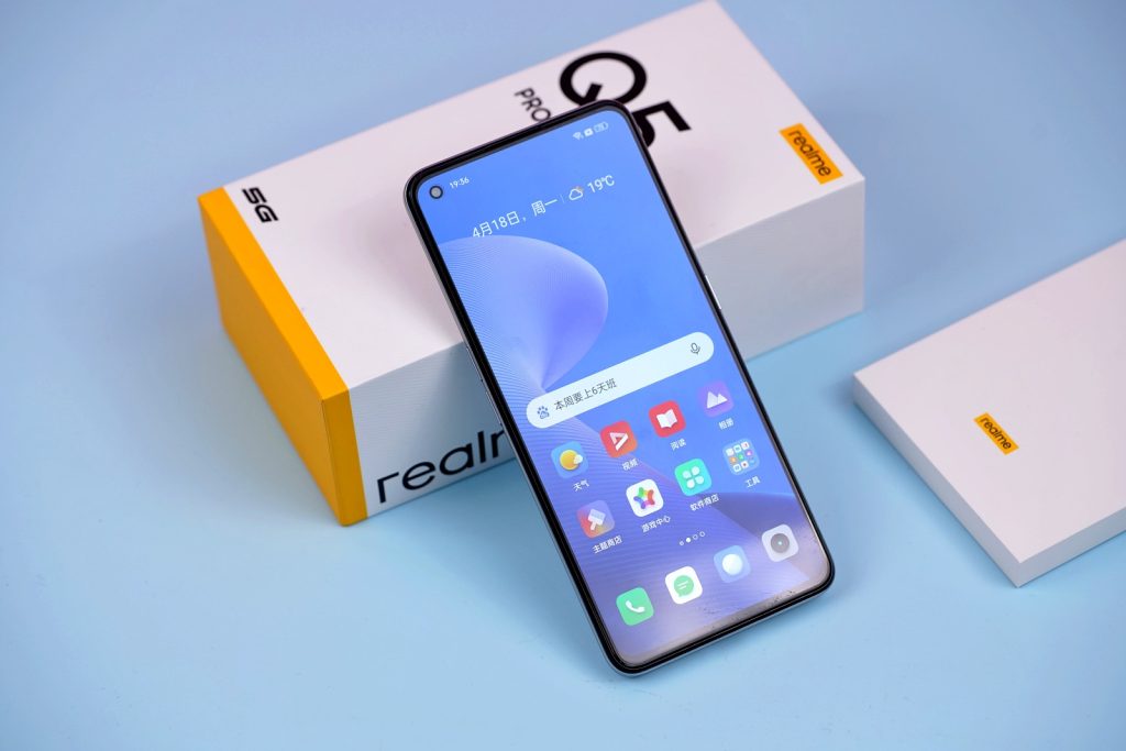 trên tay Realme Q5 Pro