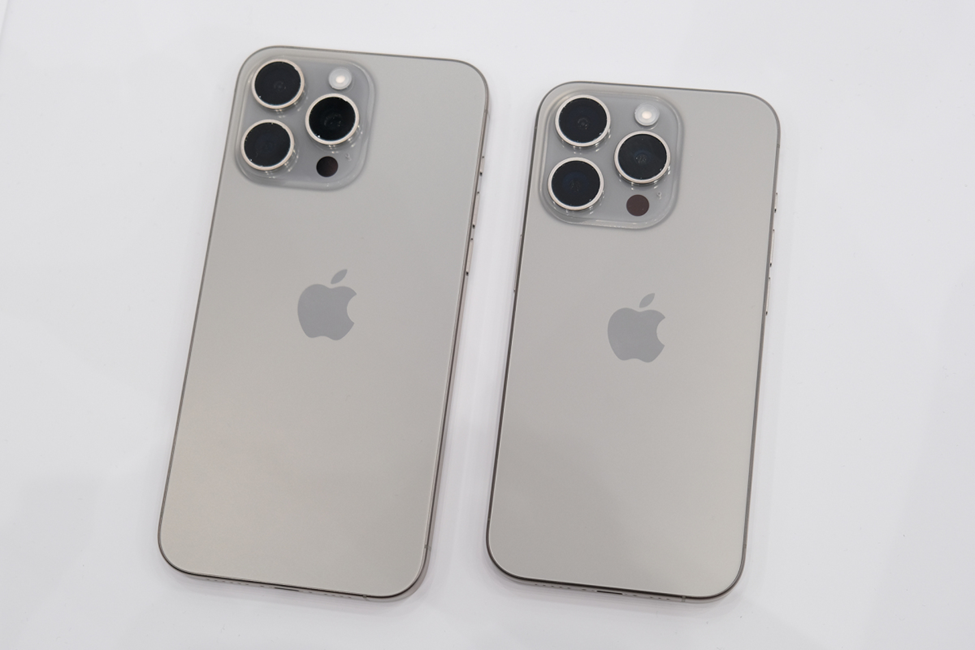 Cận cảnh iPhone 15 Pro và iPhone 15 Pro Max: Nhẹ hơn rất nhiều, màu nào cũng mới
