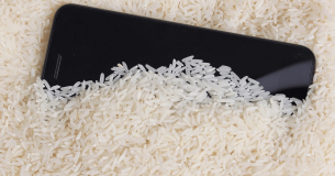 Apple: Để iPhone ướt trong gạo là sai kỹ thuật và có thể làm hư hại máy