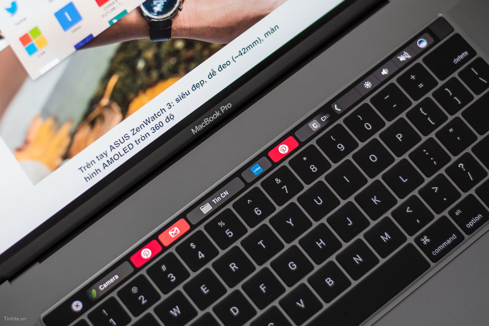 MacBook Pro 15-inch Touch Bar 256Gb MLH32 - Bạch Long Mobile