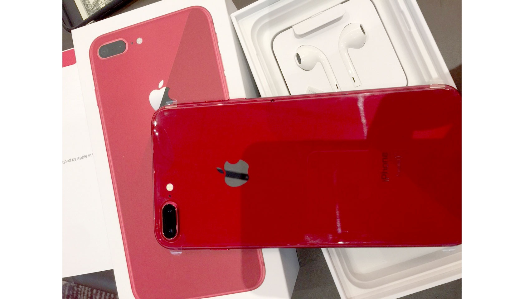 Đập hộp chiếc iPhone 8 Plus màu đỏ cực ngầu đầu tiên về Việt Nam - 2