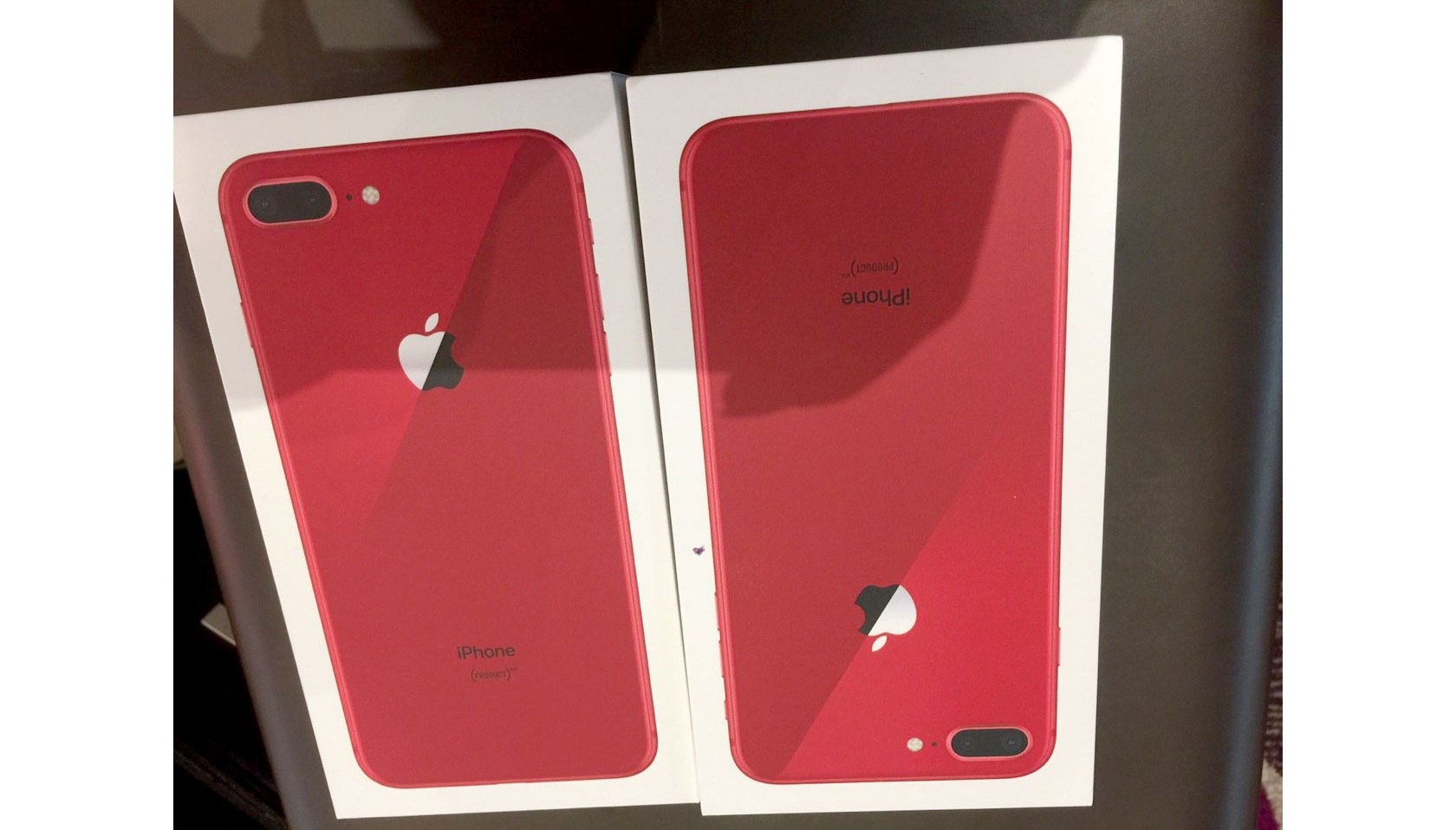 Đập hộp chiếc iPhone 8 Plus màu đỏ cực ngầu đầu tiên về Việt Nam - 1